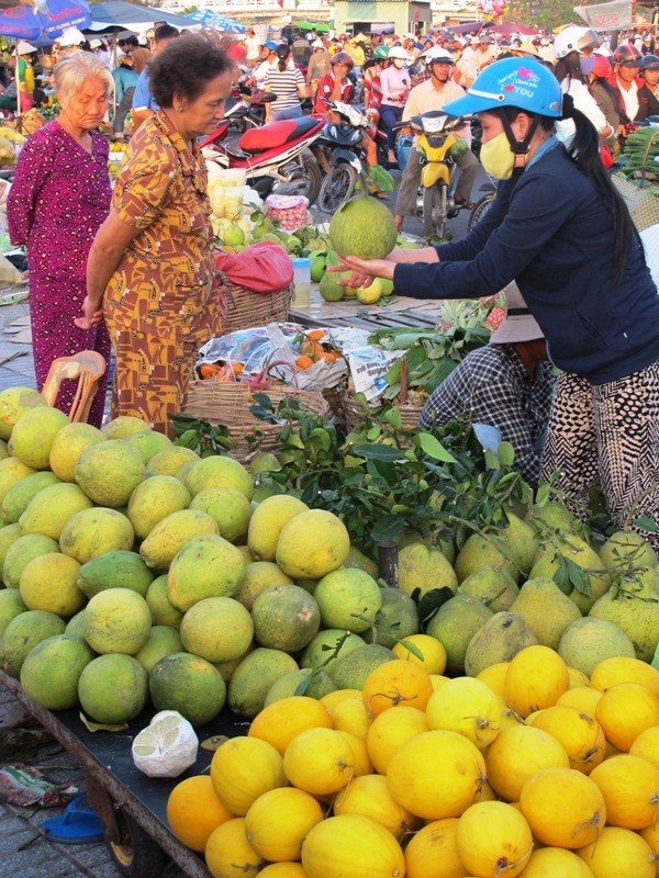 Chợ nổi bán đủ loại hoa quả ngày Tết - ảnh 5